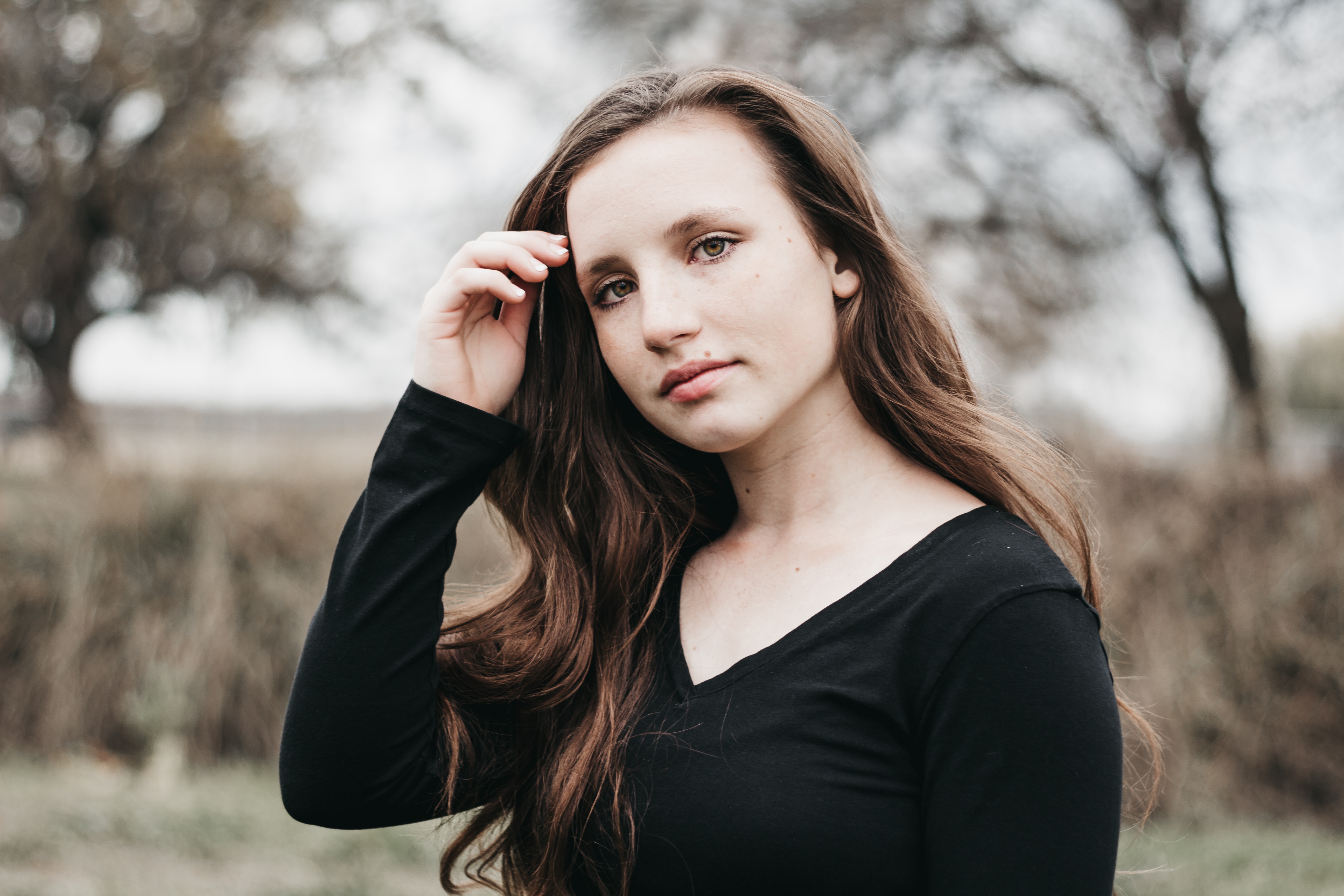 Женщина у реки. Фотосессия в реке в платье. Девушка с игрушкой. Закрытые двери. Девушка у которой давно.